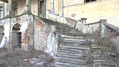 Rozpadající se schodiště zámku